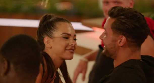 La figlia Gemma partecipa al reality “Love Island”, papà Owen in imbarazzo…- immagine 3