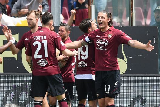 SALERNO, ITALY - APRIL 24: Milan Djuric of US Salernitana celebrates after scoring the 1-0 goal during the Serie A match between US Salernitana and ACF Fiorentina at Stadio Arechi on April 24, 2022 in Salerno, Italy. (Photo by Francesco Pecoraro/Getty Images) TS sicuro: “Fiorentina, fatta per Djuric. L’accordo con il giocatore”- immagine 2
