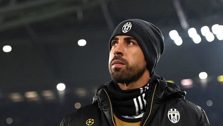 TURIN, ITALY - DECEMBER 07: Sami Khedira of Juventus looks on during the UEFA Champions League Group H match between Juventus and GNK Dinamo Zagreb at Juventus Stadium on December 7, 2016 in Turin. (Photo by Valerio Pennicino/Getty Images) Juve, le ultimissime di formazione: c’è Dani Alves! Sorpresa Khedira, Pjaca… - immagine 1