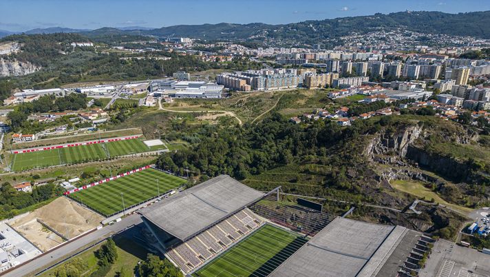 BRAGA, PORTUGAL - SEPTEMBER 27: (EDITORS NOTE: This photograph was taken using a drone.) An aerial view of the Estadio Municipal de Braga prior to the UEFA Nations League League A Group 2 match between Portugal and Spain at Estadio Municipal de Braga on September 27, 2022 in Braga, Portugal. (Photo by Octavio Passos/Getty Images) L’andata ha spento l’entusiasmo del Braga: attesi solo 400 ultras - immagine 1