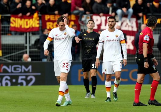 VENICE, ITALY - NOVEMBER 07: Nicolò Zaniolo and Lorenzo Pellegrini of Roma show their dejection during the Serie A match between Venezia FC v AS Roma at Stadio Pier Luigi Penzo on November 07, 2021 in Venice, Italy. (Photo by Maurizio Lagana/Getty Images) Roma con le polveri bagnate: Abraham in calo, ma attenzione ad Afena-Gyan- immagine 3