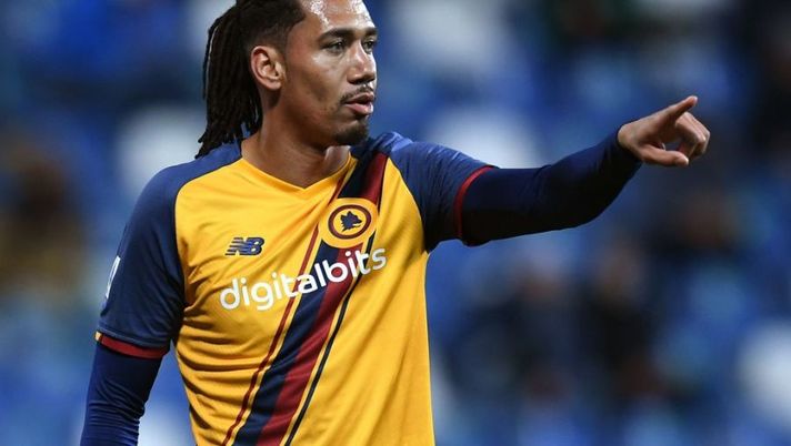 REGGIO NELL'EMILIA, ITALY - FEBRUARY 13: Chris Smalling of AS Roma gestures during the Serie A match between US Sassuolo and AS Roma at Mapei Stadium - Citta' del Tricolore on February 13, 2022 in Reggio nell'Emilia, Italy. (Photo by Alessandro Sabattini/Getty Images) Il Tempo: “Roma, nel contratto di Smalling c’è una clausola che prevede il rinnovo automatico” - immagine 1