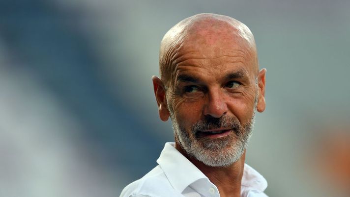 REGGIO NELL'EMILIA, ITALY - JULY 21: Stefano Pioli head coach of AC Milan looks on before the Serie A match between US Sassuolo and AC Milan at Mapei Stadium - Città del Tricolore on July 21, 2020 in Reggio nell'Emilia, Italy. (Photo by Alessandro Sabattini/Getty Images) Il derby contro Conte e molto altro: tutti i tabù sfatati da Stefano Pioli - immagine 1