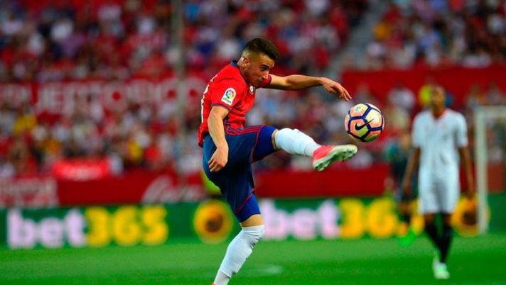 Osasuna's midfielder Alex Berenguer (C) controls the ball during the Spanish league football match Sevilla FC vs CA Osasuna at the Ramon Sanchez Pizjuan stadium in Sevilla on May 20, 2017. / AFP PHOTO / CRISTINA QUICLER (Photo credit should read CRISTINA QUICLER/AFP/Getty Images) Berenguer, oggetto misterioso al fantacalcio… con sorpresa per il futuro - immagine 1