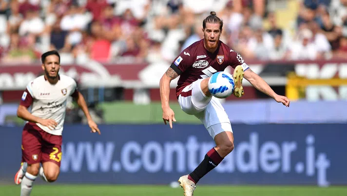 TURIN, ITALY - SEPTEMBER 12:  Cristian Ansaldi of Torino FC controls the ball during the Serie A match between Torino FC and US Salernitana at Stadio Olimpico di Torino on September 12, 2021 in Turin, Italy.  (Photo by Valerio Pennicino/Getty Images)
