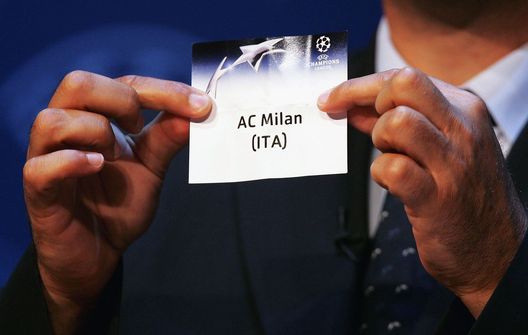 La pallina contenente il nome del Milan, estratta durante il sorteggio della Champions League (Getty Images) La pallina contenente il nome del Milan, estratta durante il sorteggio della Champions League (Getty Images)