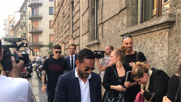 Daniele Baselli e il suo entourage escono dagli uffici milanesi di Cairo dopo la firma del rinnovo 