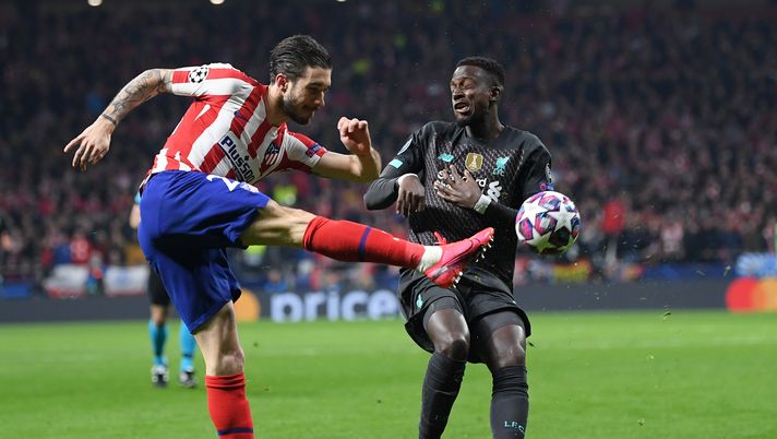 MADRID, SPAIN - FEBRUARY 18: Sime Vrsaljko of Atletico Madrid clears the ball while under pressure from Divock Origi of Liverpool during the UEFA Champions League round of 16 first leg match between Atletico Madrid and Liverpool FC at Wanda Metropolitano on February 18, 2020 in Madrid, Spain. (Photo by Michael Regan/Getty Images) MADRID, SPAIN - FEBRUARY 18: Sime Vrsaljko of Atletico Madrid clears the ball while under pressure from Divock Origi of Liverpool during the UEFA Champions League round of 16 first leg match between Atletico Madrid and Liverpool FC at Wanda Metropolitano on February 18, 2020 in Madrid, Spain. (Photo by Michael Regan/Getty Images)