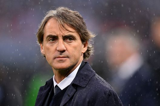 LONDON, ENGLAND - MAY 11: Manager Roberto Mancini of Manchester City looks dejected in defeat after the FA Cup with Budweiser Final between Manchester City and Wigan Athletic at Wembley Stadium on May 11, 2013 in London, England. (Photo by Mike Hewitt/Getty Images) L’Inghilterra e le scaramanzie di Roberto Mancini fra polizia e… polpette- immagine 2