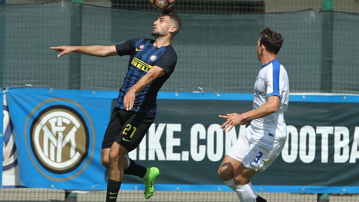 SESTO SAN GIOVANNI, ITALY - APRIL 08:  Carlo Butic (L) of FC Internazionale in action during the Primavera Tim juvenile match between FC Internazionale and Atalanta BC at Stadio Breda on April 8, 2017 in Sesto San Giovanni, Italy.  (Photo by Marco Luzzani - Inter/Inter via Getty Images) 