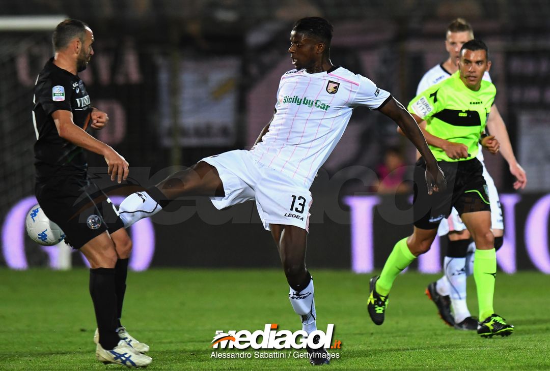  VENICE, ITALY - APRIL 27: Eddy Gnahore of US Citta di Palermo in action during the serie B match between Venezia FC and US Citta di Palermo at Stadio Pier Luigi Penzo on April 27, 2018 in Venice, Italy.  (Photo by Alessandro Sabattini/Getty Images) 