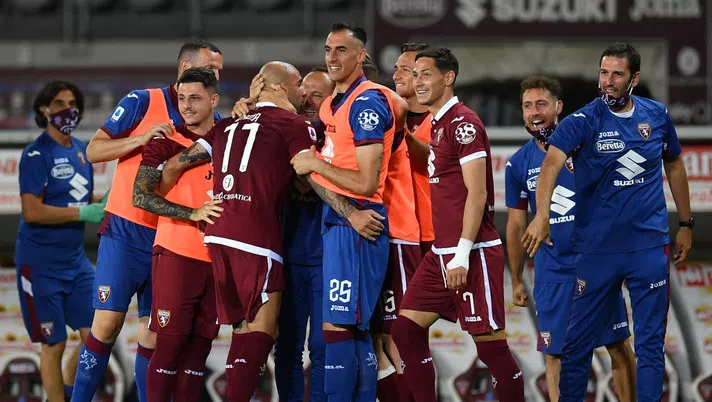 TURIN, ITALY - JULY 08:  Simone Zaza (C) of Torino FC celebrates a goal with team mates during the Serie A match between Torino FC and  Brescia Calcio at Stadio Olimpico di Torino on July 8, 2020 in Turin, Italy.  (Photo by Valerio Pennicino/Getty Images)