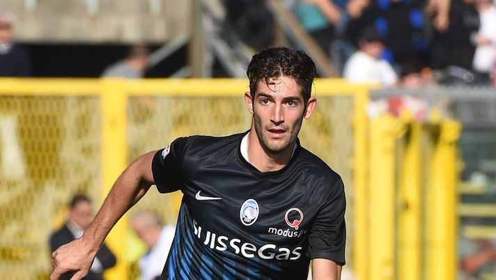 BERGAMO, ITALY - OCTOBER 30: Roberto Gagliardini of Atalanta BC in action during the Serie A match between Atalanta BC and Genoa CFC at Stadio Atleti Azzurri d'Italia on October 30, 2016 in Bergamo, Italy. (Photo by Pier Marco Tacca/Getty Images) Inter, il colpo è in dirittura d’arrivo: più che un affare per il fantacalcio! Con un avviso… - immagine 1