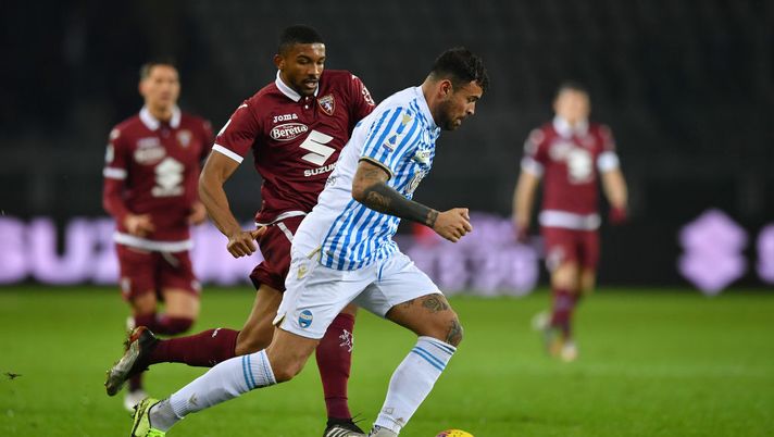 TURIN, ITALY - DECEMBER 21:  Gleison Bremer (L) of Torino FC competes with Andrea Petagna of SPAL during the Serie A match between Torino FC and SPAL at Stadio Olimpico di Torino on December 21, 2019 in Turin, Italy.  (Photo by Valerio Pennicino/Getty Images) 
