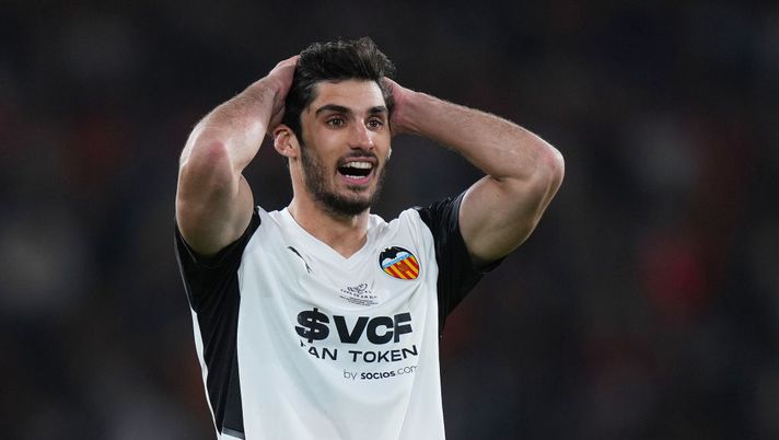 SEVILLE, SPAIN - APRIL 23: Goncalo Guedes of Valencia CF reacts during the Copa del Rey final match between Real Betis and Valencia CF at Estadio La Cartuja on April 23, 2022 in Seville, Spain. (Photo by Angel Martinez/Getty Images) Gazzetta: “Roma, le due possibili contropartite per arrivare a Guedes del Valencia” - immagine 1