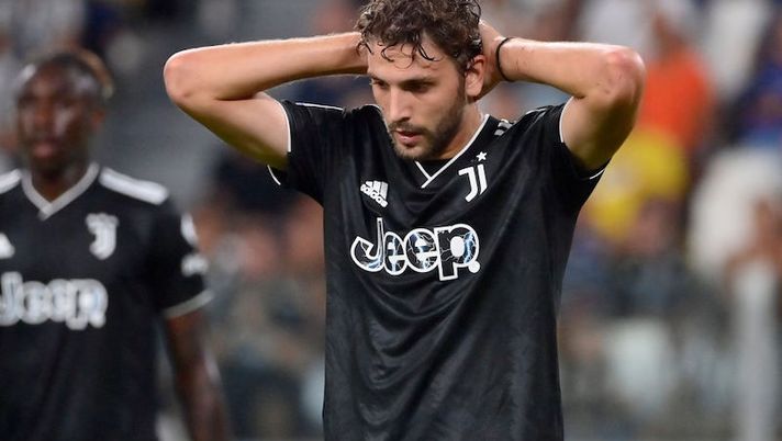 TURIN, ITALY - AUGUST 31: Manuel Locatelli of Juventus FC reacts during the Serie A match between Juventus and Spezia Calcio at Allianz Stadium on August 31, 2022 in Turin, Italy. (Photo by Stefano Guidi/Getty Images) Juve, Locatelli si salva con un 6: ecco la spiegazione di Fantacalcio.it - immagine 1
