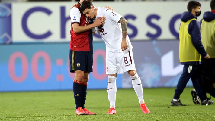 CAGLIARI, ITALY - FEBRUARY 19: Daniele Rugani of Cagliari and Daniele Baselli of TOrino at the end of  the Serie A match between Cagliari Calcio and Torino FC at Sardegna Arena on February 19, 2021 in Cagliari, Italy. (Photo by Enrico Locci/Getty Images) 