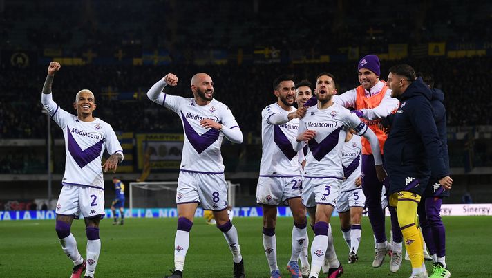 VERONA, ITALY - FEBRUARY 27: Cristiano Biraghi of ACF Fiorentina celebrates with teammates after scoring the team's third goal during the Serie A match between Hellas Verona and ACF Fiorentina at Stadio Marcantonio Bentegodi on February 27, 2023 in Verona, Italy. (Photo by Alessandro Sabattini/Getty Images) R. Galli: “La sfida importante era quella di Verona. Con le grandi si è fragili” - immagine 1