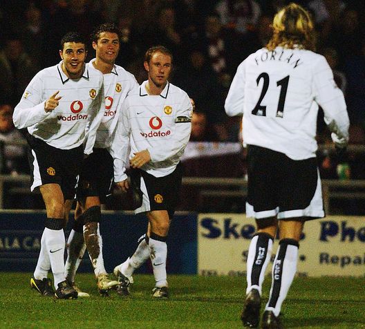 NORTHAMPTON, ENGLAND - JANUARY 25: John O'Shea, Cristiano Ronaldo, Nicky Butt and Diego Forlan of Manchester United celebrate after Chris Hargreaves of Northampton Town's own-goal gave United a 2-0 lead during the AXA FA Cup Fourth Round match between Northampton Town and Manchester United at Sixfields Stadium on January 25, 2004 in Northampton, England. (Photo by Matthew Peters via Getty Images) CR7 corsi e ricorsi a Manchester, Forlan: “Era sempre davanti allo specchio, mai visto spettinato”- immagine 2