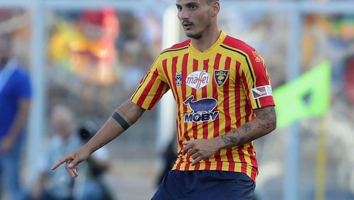 Marco Mancosu of Lecce competes for the ball with Nicolò Zaniolo of Roma during the Serie A match between US Lecce and AS Roma at Stadio Via del Mare on September 29, 2019 in Lecce, Italy.  Lecce, il verdetto ufficiale sull’infortunio di Falco. Saponara, Babacar e Lapadula… - immagine 1
