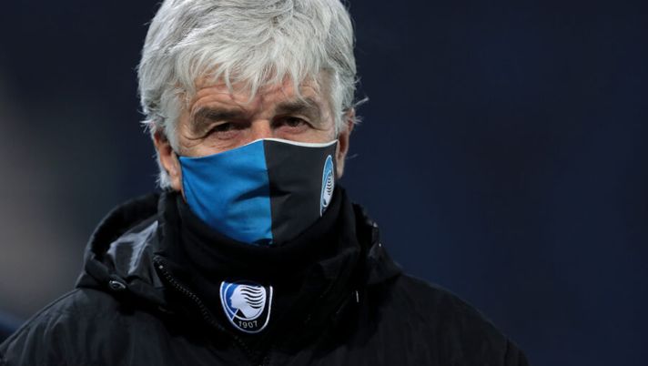 BERGAMO, ITALY - JANUARY 14: Atalanta Manager, Gian Piero Gasperini looks on prior to the Coppa Italia match between Atalanta BC and Cagliari Calcio at Gewiss Stadium on January 14, 2021 in Bergamo, Italy. Sporting stadiums around Italy remain under strict restrictions due to the Coronavirus Pandemic as Government social distancing laws prohibit fans inside venues resulting in games being played behind closed doors. (Photo by Emilio Andreoli/Getty Images) Gasperini: “La verità su Hateboer, non torna prima di aprile! Nuovo stop per Maehle” - immagine 1