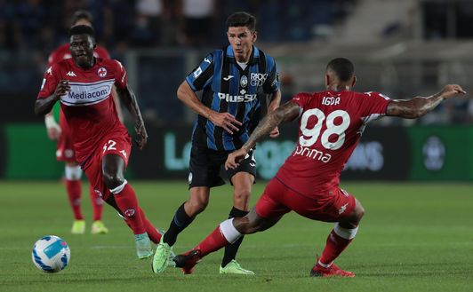 BERGAMO, ITALY - SEPTEMBER 11: Matteo Pessina of Atalanta BC is challenged by Igor of ACF Fiorentina during the Serie A match between Atalanta BC and ACF Fiorentina at Gewiss Stadium on September 11, 2021 in Bergamo, Italy. (Photo by Emilio Andreoli/Getty Images) BERGAMO, ITALY - SEPTEMBER 11: Matteo Pessina of Atalanta BC is challenged by Igor of ACF Fiorentina during the Serie A match between Atalanta BC and ACF Fiorentina at Gewiss Stadium on September 11, 2021 in Bergamo, Italy. (Photo by Emilio Andreoli/Getty Images)