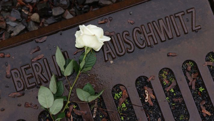BERLIN, GERMANY - JANUARY 27: A flowers left by a participant lies at the railway tracks at the Gleis 17 memorial during a small commemoration gathering on Holocaust Remembrance Day on January 27, 2023 in Berlin, Germany. The Gleis 17 memorial is located at the train platform from which the Nazis deported thousands of Berlin Jews by rail to the Auschwitz and Theresienstadt concentration camps during World War II. Holocaust Remembrance Day, which falls on the anniversary of the January 27, 1945 liberation of the Auschwitz concentration camp, commemorates the millions of people murdered and persecuted by the Nazis from the 1930s and into World War II. The victims include over five million Jews, as well as political opponents, Roma, other religious groups and homosexuals. (Photo by Sean Gallup/Getty Images) Giorno della Memoria, la Roma porta avanti il “Progetto 16 ottobre” - immagine 1
