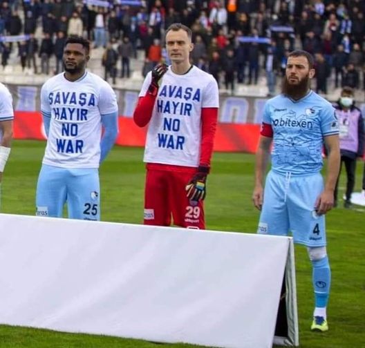 Serie B turca, un capitano rifiuta la maglietta No War: “Ogni giorno in Medio Oriente…”- immagine 2