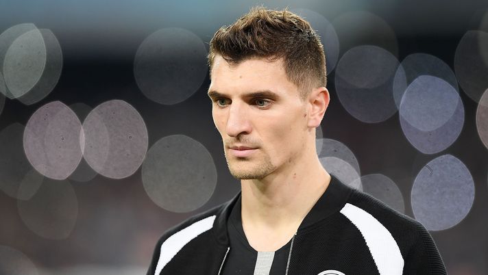 NAPLES, ITALY - NOVEMBER 06: Thomas Meunier of Paris Saint-Germain in action during the Group C match of the UEFA Champions League between SSC Napoli and Paris Saint-Germain at Stadio San Paolo on November 6, 2018 in Naples, Italy. (Photo by Francesco Pecoraro/Getty Images) NAPLES, ITALY - NOVEMBER 06: Thomas Meunier of Paris Saint-Germain in action during the Group C match of the UEFA Champions League between SSC Napoli and Paris Saint-Germain at Stadio San Paolo on November 6, 2018 in Naples, Italy. (Photo by Francesco Pecoraro/Getty Images)