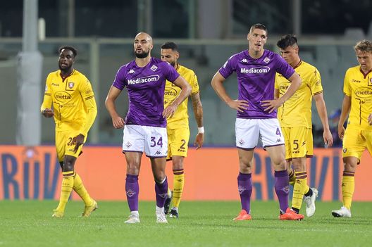 FLORENCE, ITALY - NOVEMBER 09: Sofyan Amrabat of ACF Fiorentina and Nikola Milenkovic of ACF Fiorentina reacts after scoaring scores a goal of US Salernitana during the Serie A match between ACF Fiorentina and Salernitana at Stadio Artemio Franchi on November 9, 2022 in Florence, Italy. (Photo by Gabriele Maltinti/Getty Images) La Fiorentina e la percezione del pericolo: l’approccio conta- immagine 2