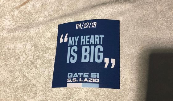 L'adesivo blu presente su ogni tavolo in sala con il messaggio "My heart is big" L'adesivo blu presente su ogni tavolo in sala con il messaggio "My heart is big"