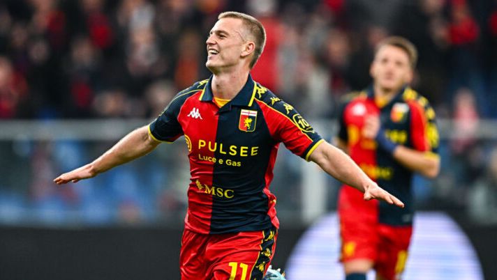 GENOA, ITALY - MARCH 30: Albert Gudmundsson of Genoa (left) celebrates after scoring a goal on a penalty kick during the Serie A TIM match between Genoa CFC and Frosinone Calcio at Stadio Luigi Ferraris on March 30, 2024 in Genoa, Italy. (Photo by Simone Arveda/Getty Images) I voti per il fantacalcio: da Soulé a Gudmundsson, Malinovskyi, Mazzitelli, Zapata e Pessina - immagine 1