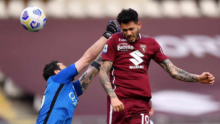 TURIN, ITALY - APRIL 18: Antonio Sanabria of Torino FC scores his team's first goal past Antonio Mirante of A.S Roma during the Serie A match between Torino FC  and AS Roma at Stadio Olimpico di Torino on April 18, 2021 in Turin, Italy. Sporting stadiums around Italy remain under strict restrictions due to the Coronavirus Pandemic as Government social distancing laws prohibit fans inside venues resulting in games being played behind closed doors. (Photo by Valerio Pennicino/Getty Images) 