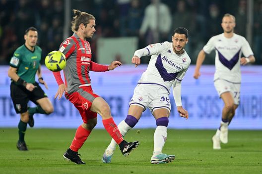 CREMONA, ITALY - APRIL 05: Rolando Mandragora of ACF Fiorentina passes the ball whilst under pressure from Michele Castagnetti of US Cremonese during the Coppa Italia Semi Final match between US Cremonese and ACF Fiorentina at Stadio Giovanni Zini on April 05, 2023 in Cremona, Italy. (Photo by Marco M. Mantovani/Getty Images) Mandragora, perno del centrocampo viola. La nuova certezza di Italiano- immagine 2