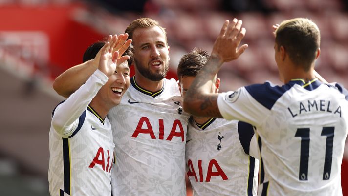 SOUTHAMPTON, ENGLAND - SEPTEMBER 20: Heung-Min Son of Tottenham Hotspur celebrates with teammates after scoring his team's third goal during the Premier League match between Southampton and Tottenham Hotspur at St Mary's Stadium on September 20, 2020 in Southampton, England. (Photo by Andrew Boyers - Pool/Getty Images) Son: “Andremo a Milano con l’obiettivo di ritrovarci dopo l’ultima sconfitta” - immagine 1