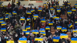 VIDEO Milan-Inter, San Siro unito omaggia l’Ucraina: tifosi con bandiere gialloblu