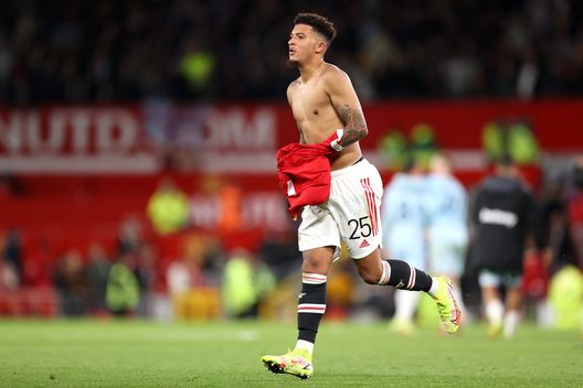 MANCHESTER, ENGLAND - SEPTEMBER 22: Jadon Sancho of Manchester United looks dejected after his sides defeat in the Carabao Cup Third Round match between Manchester United and West Ham United at Old Trafford on September 22, 2021 in Manchester, England. (Photo by Alex Pantling/Getty Images) Sancho, promessa mantenuta: gol ed esultanza con il parastinchi regalatogli da un bambino - immagine 1