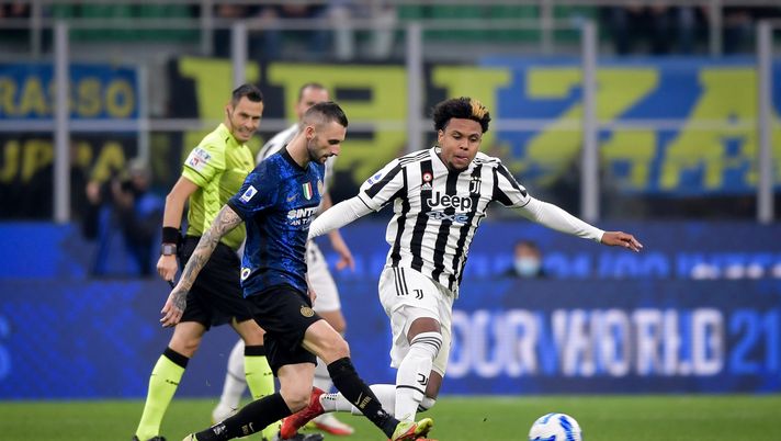 MILAN, ITALY - OCTOBER 24: Weston McKennie of Juventus competes for the ball with Marcelo Brozovic of FC Internazionale during the Serie A match between FC Internazionale and Juventus at Stadio Giuseppe Meazza on October 24, 2021 in Milan, Italy. (Photo by Daniele Badolato - Juventus FC/Juventus FC via Getty Images) MILAN, ITALY - OCTOBER 24: Weston McKennie of Juventus competes for the ball with Marcelo Brozovic of FC Internazionale during the Serie A match between FC Internazionale and Juventus at Stadio Giuseppe Meazza on October 24, 2021 in Milan, Italy. (Photo by Daniele Badolato - Juventus FC/Juventus FC via Getty Images)