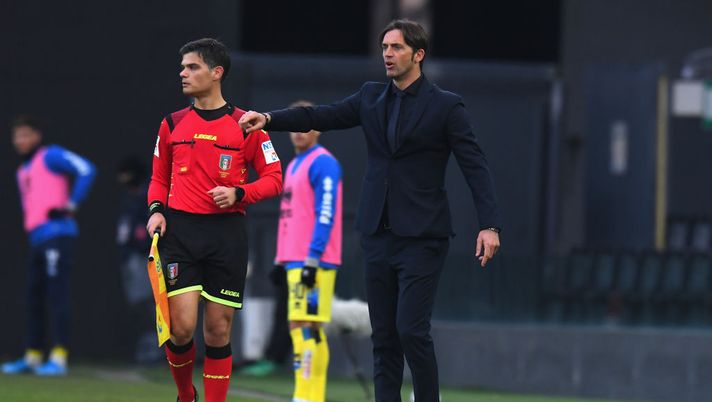 UDINE, ITALY - JANUARY 25: Nicola Legrottaglie head coach of Pescara Calcio  issues instructions to his players during the Serie B match between Pordenone and Pescara at Stadio Friuli-Dacia Arena on January 25, 2020 in Udine, Italy.  (Photo by Alessandro Sabattini/Getty Images) 