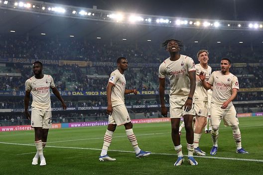 L'esultanza di Rafael Leao (attaccante AC Milan) per i tre punti in Verona-Milan 1-3 (Serie A 2021-2022) | News (Getty Images) Rafael Leao AC Milan Verona-Milan 1-3 Serie A 2021-2022