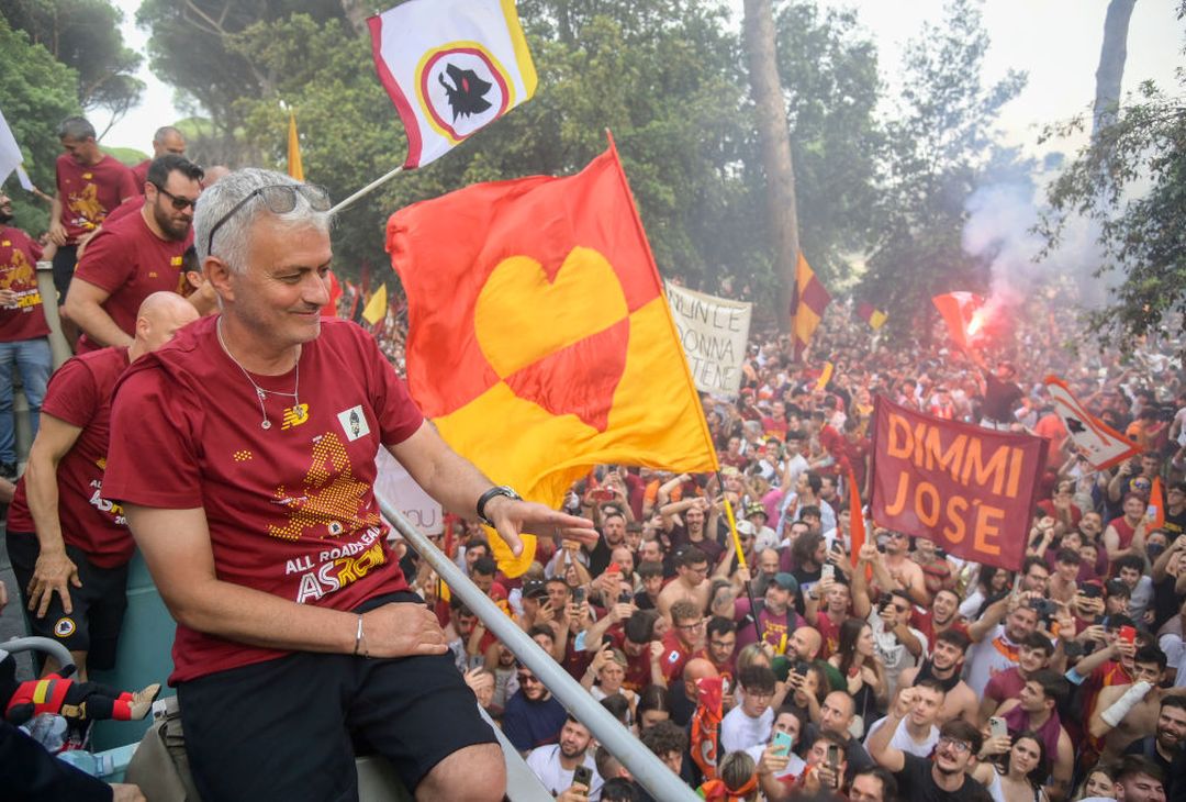 Roma, il popolo giallorosso in festa visto dal pullman della squadra – FOTO GALLERY - immagine 12