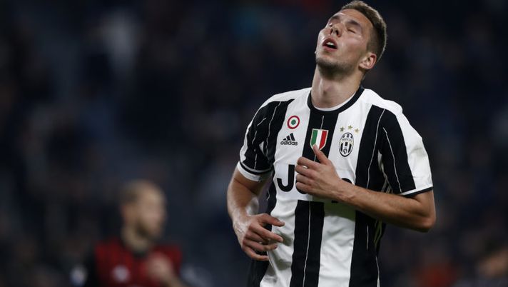 Juventus' midfielder Marko Pjaca from Croatia reacts during the Italian Serie A football match Juventus Vs AC Milan on March 10, 2017 at the 'Juventus Stadium' in Turin. / AFP PHOTO / Marco BERTORELLO (Photo credit should read MARCO BERTORELLO/AFP/Getty Images) Juve, tempi di recupero lunghissimi per Pjaca: rischia fino a 8 mesi! - immagine 1