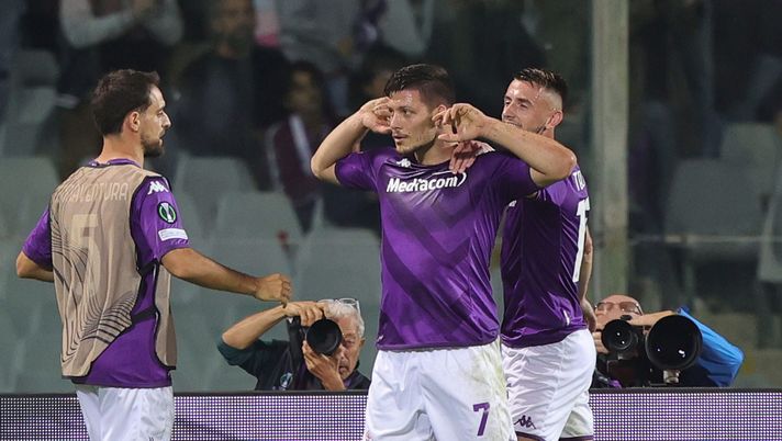 FLORENCE, ITALY - OCTOBER 27: Luka Jovic of ACF Fiorentina celebrates after scoring a goal during the UEFA Europa Conference League group A match between ACF Fiorentina and Istanbul Basaksehir at Stadio Artemio Franchi on October 27, 2022 in Florence, Italy. (Photo by Gabriele Maltinti/Getty Images) VIDEO – L’intervista di ATV a Luka Jovic - immagine 1