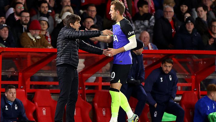 NOTTINGHAM, ENGLAND - NOVEMBER 09: Antonio Conte, Manager of Tottenham Hotspur interacts with Harry Kane of Tottenham Hotspur during the Carabao Cup Third Round match between Nottingham Forest and Tottenham Hotspur at City Ground on November 09, 2022 in Nottingham, England. (Photo by Catherine Ivill/Getty Images ) Tottenham, Conte: “Kane ha segnato un gol fantastico nel derby” - immagine 1