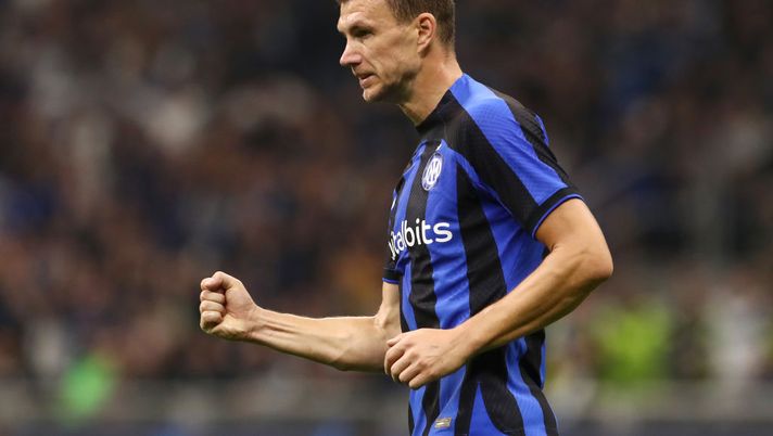 MILAN, ITALY - OCTOBER 26: Edin Dzeko of FC Internazionale celebrates celebrates scoring their side's third goal during the UEFA Champions League group C match between FC Internazionale and Viktoria Plzen at San Siro Stadium on October 26, 2022 in Milan, Italy. (Photo by Marco Luzzani/Getty Images) L’Inter e Dzeko multati: ecco cos’era successo contro la Juventus - immagine 1