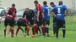 VIDEO / Battere un rigore sull’acqua? In Bulgaria finisce a spruzzi in faccia