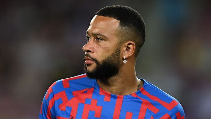 BARCELONA, SPAIN - SEPTEMBER 07: Memphis Depay of FC Barcelona looks on during the warm up prior to the UEFA Champions League group C match between FC Barcelona and Viktoria Plzen at Spotify Camp Nou on September 07, 2022 in Barcelona, Spain. (Photo by David Ramos/Getty Images) Dalla Spagna: “Nuova idea di scambio Inter-Barça: c’è Correa nell’affare, i dettagli” - immagine 1