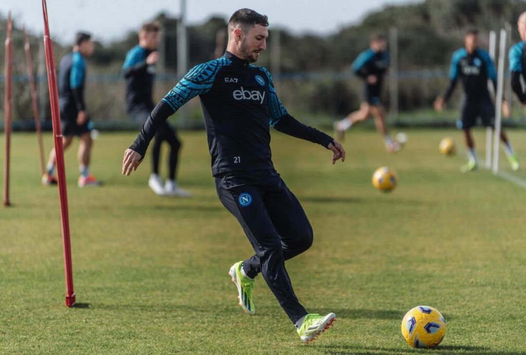 GALLERY Il Napoli torna ad allenarsi a Castel Volturno: sorrisi e concentrazione - immagine 5