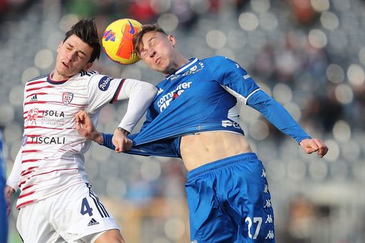 EMPOLI, ITALY - FEBRUARY 13: Szymon Piotr Zurkowski of Empoli FC battles for the ball with Daniele Baselli of Cagliari Calcio during the Serie A match between Empoli FC and Cagliari Calcio at Stadio Carlo Castellani on February 13, 2022 in Empoli, Italy. (Photo by Gabriele Maltinti/Getty Images) Aresu (Centotrentuno): “Il Cagliari è finalmente una squadra di Mazzarri”- immagine 2