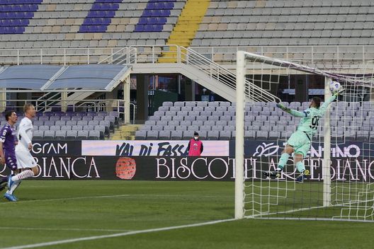 Il gol subito su calcio di punizione da Gigio Donnarumma, portiere del Milan, nella partita contro la Fiorentina Il gol subito su calcio di punizione da Gigio Donnarumma, portiere del Milan, nella partita contro la Fiorentina